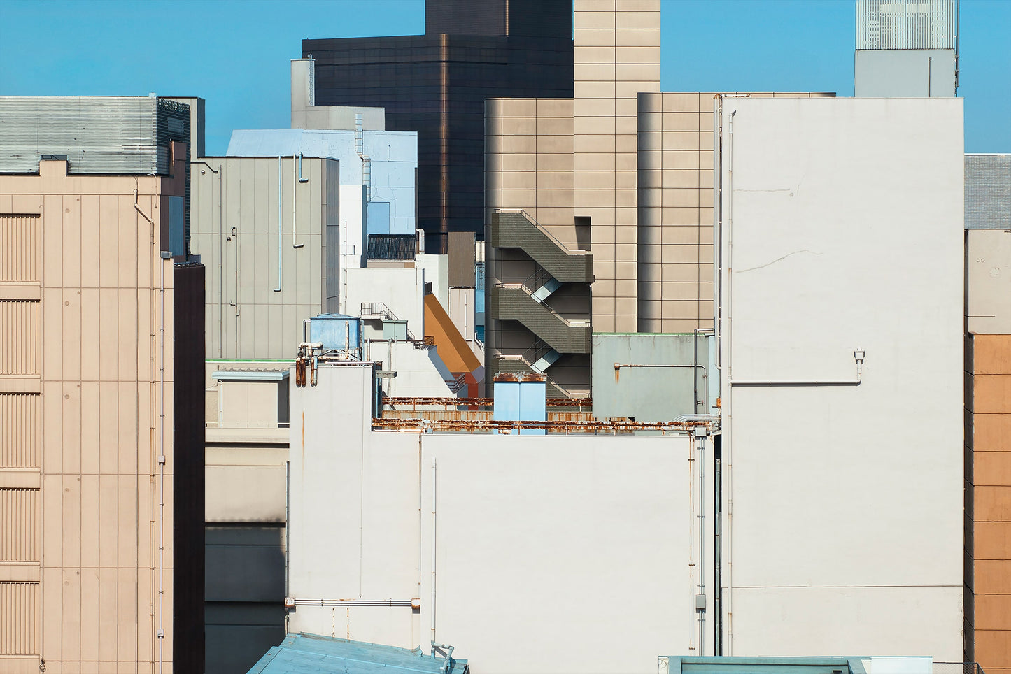 安藤瑠美の白い建物の写真